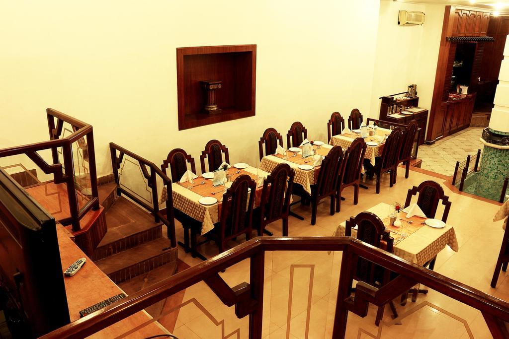 Oyo 1346 Manthan Hotel Калькутта Экстерьер фото