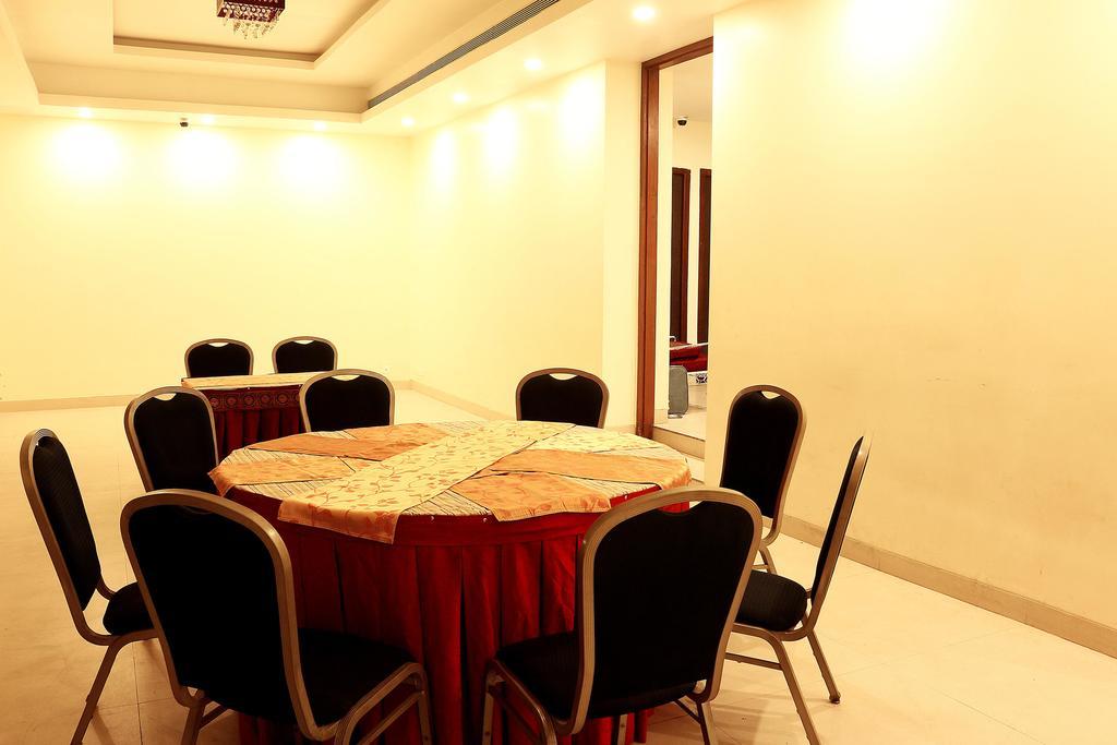 Oyo 1346 Manthan Hotel Калькутта Экстерьер фото