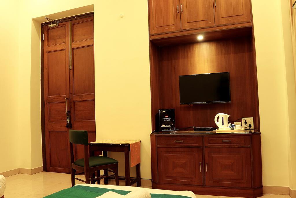 Oyo 1346 Manthan Hotel Калькутта Экстерьер фото